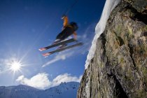 Männlicher Backcountry-Skifahrer springt von Klippe im Tretpferd-Resort, golden, britisch columbia, Kanada — Stockfoto