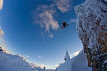 Skier captura grande ar no sertão de Kicking Horse Resort, Golden, Colúmbia Britânica, Canadá — Fotografia de Stock
