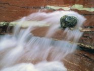 Close-up de água corrente em Red Rock Creek, Waterton Lakes National Park, Alberta, Canadá . — Fotografia de Stock