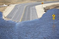 Überschwemmung des Roten Flusses auf der Autobahn nördlich von Winnipeg, Manitoba, Kanada — Stockfoto