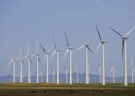 Strom erzeugende Windmühlen auf einem Feld in der Nähe von Fort Macleod, Alberta, Kanada. — Stockfoto