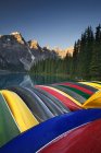 Barcos de canoa empilhados em Moraine Lake, Banff National Park, Alberta, Canadá . — Fotografia de Stock