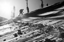 Atualização de esquiadores no Rogers Pass coberto de neve, Glacier National Park, British Columbia, Canadá — Fotografia de Stock