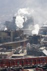 Dampfende Fabrik aus Zink und Bleischmelze in Trail, Britisch Columbia, Kanada. — Stockfoto