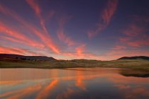 Dramatic sunset over sky in Lac du Bois grassland, north of Kamloops, British Columbia, Thompson Okanagan region, Canada — Stock Photo