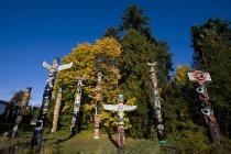 Postes de tótem en Brockton Point, Stanley Park, Vancouver, Columbia Británica, Canadá - foto de stock