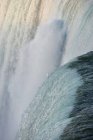 Hochwinkel-Ansicht des rauschenden Wassers von Hufeisenfällen, Niagarafällen, Ontario, Kanada — Stockfoto