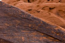 Petroglifos en la cara de roca, Valley of Fire State Park, Nevada, EE.UU. - foto de stock
