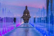 Красочный фонтан вечером, Законодательное собрание Альберты, Эдмонтон, Альберта, Канада — стоковое фото