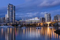 Cambie Bridge in city skyline con stadio a False Creek, Vancouver, Columbia Britannica, Canada — Foto stock