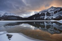 Cordillera de Cabra y Lago de Cabra del Parque Provincial Spray Valley, Kananaskis Country, Alberta, Canadá - foto de stock