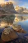 Reflejo del amanecer del Monte Monolito en Divide Lake, Tombstone Park, Yukón, Canadá - foto de stock