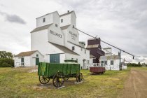 Elevadores de granos en el sitio histórico nacional, Inglis, Manitoba, Canadá - foto de stock
