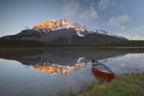 Cascade Mountain e Two Jack Lake con canoa ormeggiata, Banff National Park, Alberta, Canada
. — Foto stock
