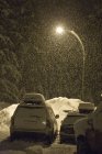 Nächtlicher winterlicher Schneefall auf einem Parkplatz in revelstoke, britisch columbia, canada — Stockfoto