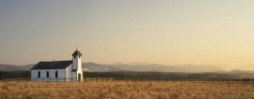 Igreja McDougal em terras agrícolas de Morley, Alberta, Canadá
. — Fotografia de Stock