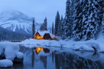 Hospedagem no Emerald Lake na paisagem de inverno do Parque Nacional Yoho, Colúmbia Britânica, Canadá — Fotografia de Stock