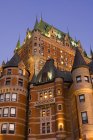 Vista a basso angolo dell'hotel illuminato Chateau Frontenac in Quebec, Canada . — Foto stock