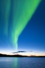 Aurora boreal é sobre lago na floresta boreal, Yellowknife arredores, Territórios do Noroeste, Canadá — Fotografia de Stock