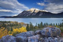 Lago Abraham y Monte Michener de la Llanura de Kootenay, Alberta, Canadá - foto de stock