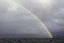 Arco iris sobre el paisaje marino en el clima tormentoso por la Costa Central en Columbia Británica, Canadá - foto de stock