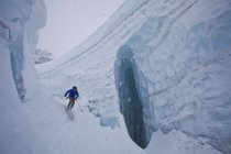 Esquiador de backcountry masculino esquiando a través de glaciar, Icefall Lodge, Golden, Columbia Británica, Canadá - foto de stock