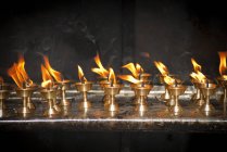 Lampes à huile offertes à Swayambhunath, Katmandou, Népal — Photo de stock