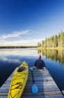 Kayaker che riposa sul molo, Hanging Heart Lakes, Prince Albert National Park, Saskatchewan, Canada — Foto stock