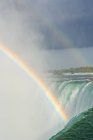 Водопад Подкова с радугой на Ниагарском водопаде, Онтарио, Канада . — стоковое фото