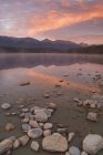 Скелястий берег Патриція озеро на заході сонця, Національний парк Джаспер, Альберта, Канада — стокове фото