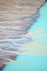 Padrão natural de costa de lago azul-turquesa — Fotografia de Stock
