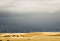 Céu tempestuoso e turbinas em parques eólicos perto de Pincher Creek, Alberta, Canadá — Fotografia de Stock