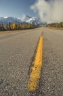 Highway along Lake Abraham with Mount Peskett, Kootenay Plain, Alberta, Canadá — Fotografia de Stock