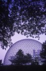 Geodätische Kuppel des Biosphärenmuseums von Montreal bei Sonnenuntergang in Montreal, Quebec, Kanada. — Stockfoto