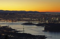 Vista panorâmica da paisagem urbana de Vancouver antes do nascer do sol em British Columbia, Canadá . — Fotografia de Stock