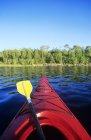Proa de canoa en el paisaje del lago Nutimik, Parque Provincial Whiteshell, Manitoba, Canadá . - foto de stock