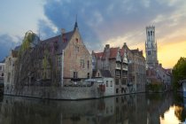 Edifícios ao longo do canal no centro histórico de Bruges, Bélgica — Fotografia de Stock
