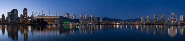 Skyline de la ville avec le stade et False Creek de Vancouver au crépuscule, Colombie-Britannique, Canada — Photo de stock