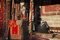 Tienda de alfombras con tejedor en Goreme, Capadocia, Anatolia Central, Provincia Nevehir, Turquía - foto de stock