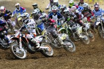Motocross action at start of race during Monster Energy Motocross Nationals at Wastelands Track in Nanaimo, Canadá . — Fotografia de Stock