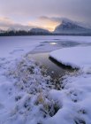 Lago bermellón y humedal en paisaje de montaña invernal, Parque Nacional Banff, Alberta, Canadá . - foto de stock