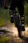 Mountain bike equitazione anche se illuminato dal sole pozzanghera su Idaho Peak a New Denver, Columbia Britannica, Canada — Foto stock