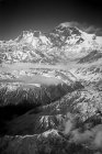 Monte Everest con la pluma de nubes que soplan de la cumbre, montañas del Himalaya, Nepal - foto de stock