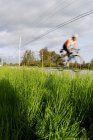 Нерозпізнаний людина дороги Велоспорт на Slough Фінн, Річмонд, Британська Колумбія, Канада — стокове фото