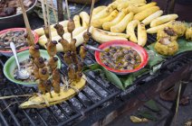 Verschiedene lebensmittel in marktszene von iquitos in peru — Stockfoto