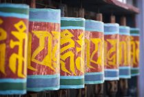 Rodas de oração ao longo da rua de Paro, Butão . — Fotografia de Stock