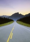 Autostrada attraverso la foresta vicino Kootenay Plains, Alberta, Canadian Rockies, Canada . — Foto stock