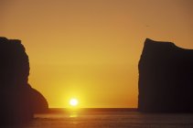 Perce Rock at sunrise in Gaspe Peninsula, Quebec, Canada. — Stock Photo