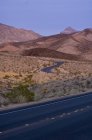 Estrada em paisagem estéril perto de Lake Mead, Nevada, EUA — Fotografia de Stock