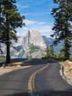 Estrada que leva ao Glacier Point no Parque Nacional de Yosemite, Califórnia, EUA — Fotografia de Stock